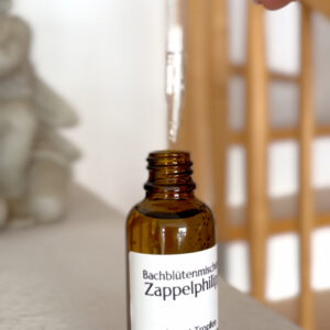 Die Bachblütenmischung „Zappelphilipp“ wurde als fein abgestimmte, energetische Unterstützung für Kinder entwickelt, die viel innere Unruhe zeigen, schwer still sitzen können oder rasch überreizt wirken. Besonders sensible und lebhafte Kinder profitieren von einer sanften Begleitung auf emotionaler Ebene. Kinder, deren Nervensystem schnell aktiviert ist, zeigen dies oft durch Zappeligkeit, impulsives Verhalten, Konzentrationsschwierigkeiten oder starke emotionale Reaktionen. Die Bachblütenmischung „Zappelphilipp“ kann dabei unterstützen, innere Balance, Gelassenheit und emotionale Stabilität zu fördern – ohne Druck und ohne in natürliche Prozesse einzugreifen. Die Mischung eignet sich besonders: bei innerer Unruhe und Hibbeligkeit bei schneller Überforderung durch äußere Reize bei emotionaler Anspannung oder Gereiztheit als sanfte Unterstützung im Alltag, Kindergarten oder Schule 🌿 Energetische Begleitung auf emotionaler Ebene 🌿 Für Kinder gut geeignet 🌿 Sanft, natürlich und leicht integrierbar Bachblüten wirken auf feinstofflicher Ebene und können helfen, emotionale Zustände auszugleichen und das innere Gleichgewicht zu stärken. Hinweis: Bachblüten sind ein energetisches Produkt. Sie ersetzen keine ärztliche Diagnose, Untersuchung oder Behandlung.